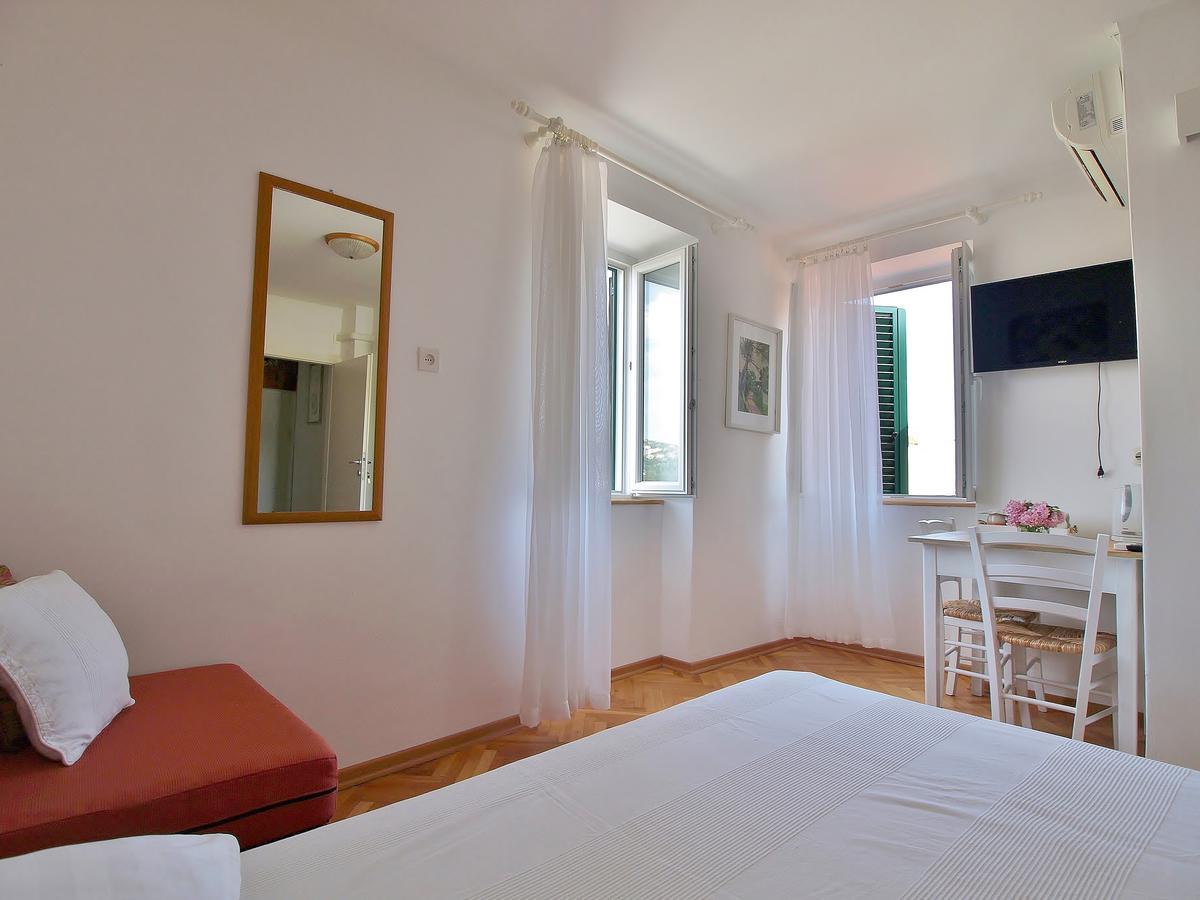 Rooms And Studio Old Town Rab Town Exteriör bild